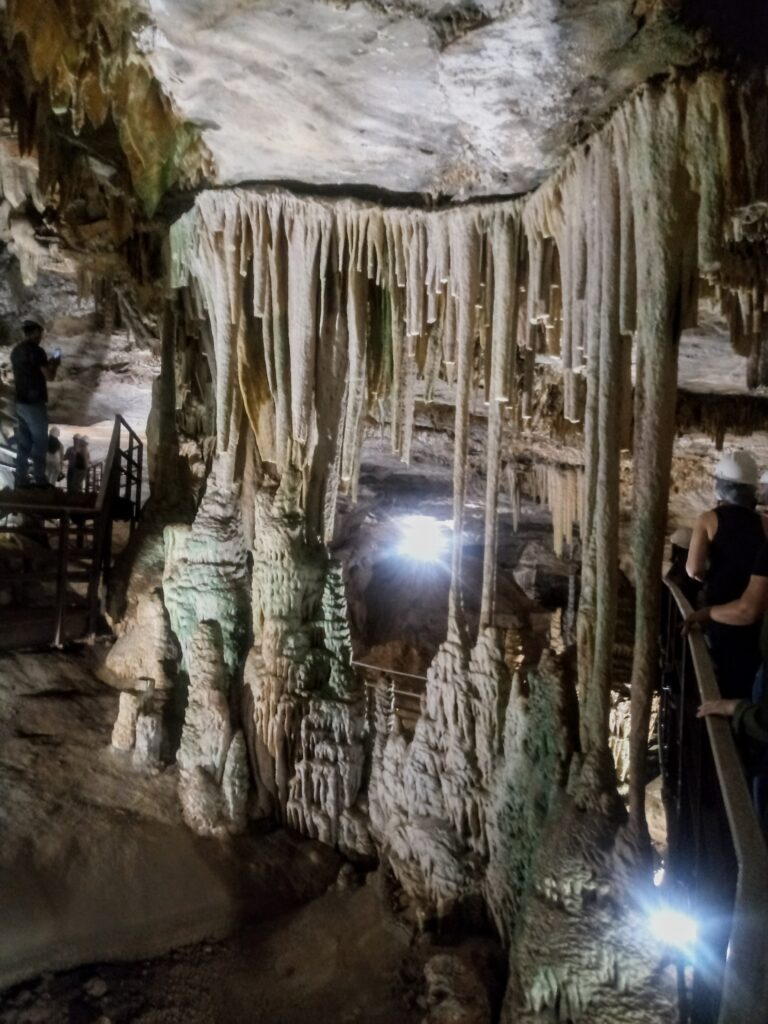 Estalactites na Gruta Rei do Mato.