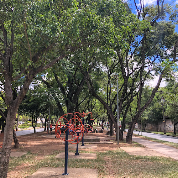 Academia ao ar livre do Parque Linear José Cândido da Silveira.