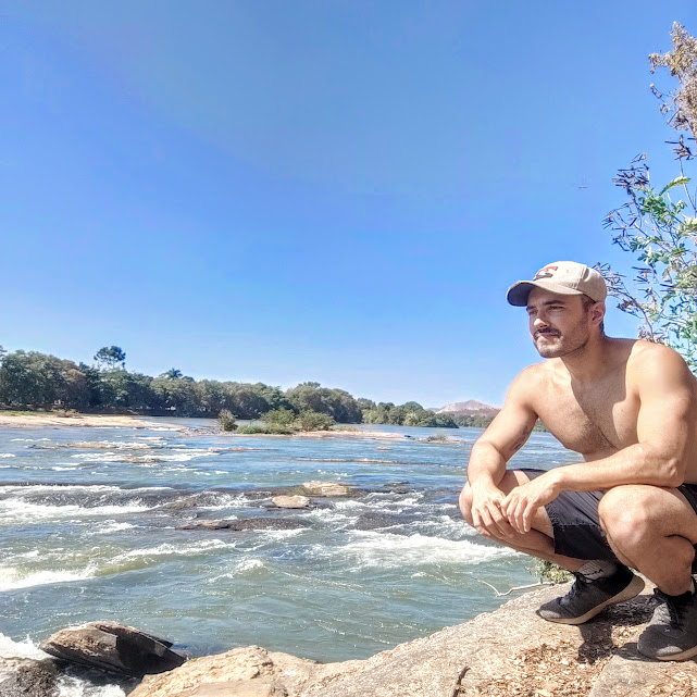 Rio Doce e seus afloramentos rochosos.