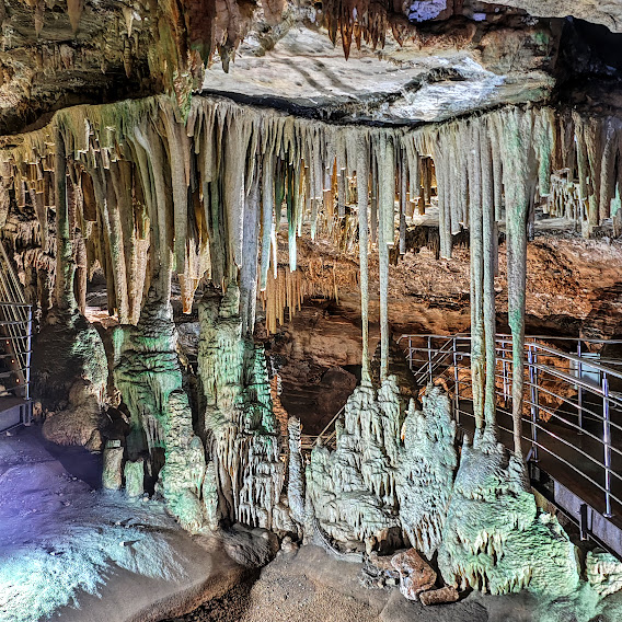 Estalactites na Gruta Rei do Mato