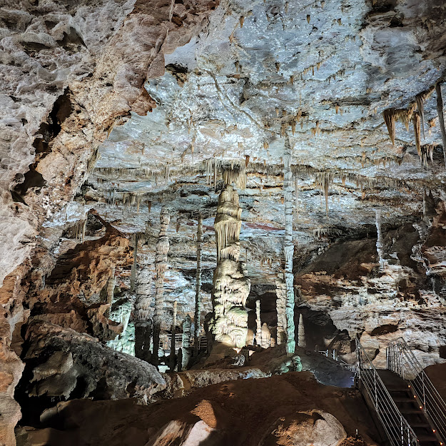 Monumento Natural Estadual Gruta Rei do Mato Salão com diversos espeleotemas.