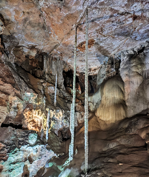 Monumento Natural Estadual Gruta Rei do Mato Torres Gêmeas, colunas paralelas muito próximas que lembram as torres gêmeas americanas. 04/05/2025
