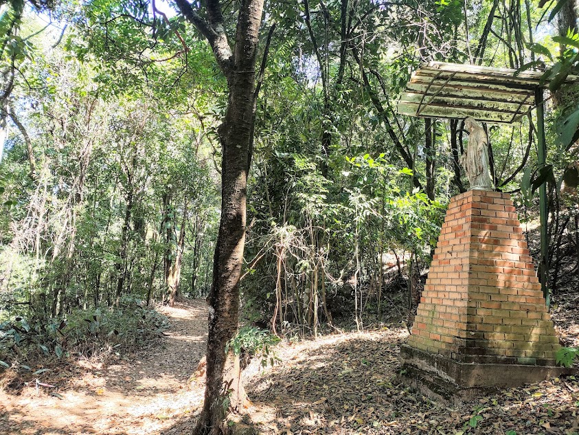 Santuário na mata.