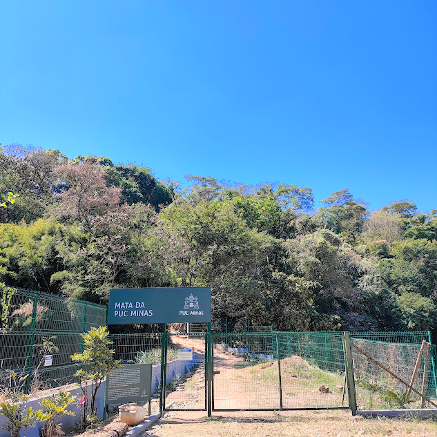 Entrada da mata da PUC Minas.